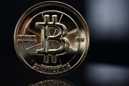 区块链和比特币的关系是，区块链最本质的特征是哪个